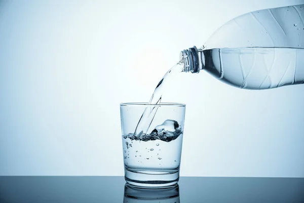Primer plano de vaso de agua y botella de plástico — Foto de Stock