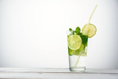 kopya alanı ile beyaz arka planda serinletici yaz kokteyli