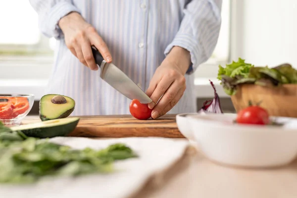 Mujer prepara comida vegetariana saludable, rebanando verduras —  Fotos de Stock