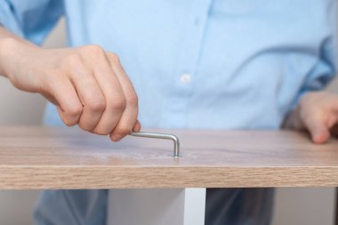 Akülü tornavida kullanarak yonga levhadan mobilya montajı