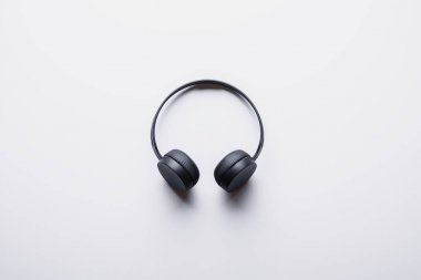 Beyaz arka planda mavi kablosuz kulaklıklar. Minimalist kavram
