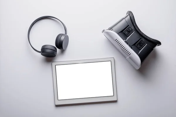 Uppsättning moderna enheter. Virtual Reality Glasögon, trådlösa hörlurar, tablett på en vit bakgrund, mock up. Konceptet högteknologiska prylar — Stockfoto