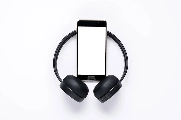 Smartphone med trådlösa hörlurar på whitebackground, begreppet modern inlärning, teknik — Stockfoto