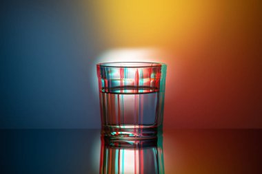 Renkli bir arka planda bir bardak bardak, anaglif, aksaklık etkisi, Pop Art