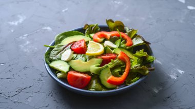 Taze vejetaryen sebze salatası, salatalık, domates, marul, avokado, mozzarella peyniri ile biber