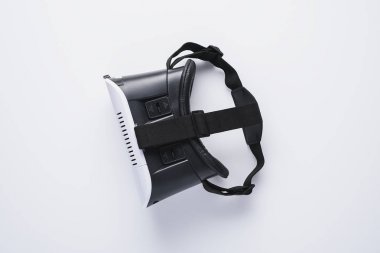 Minimalist modern cihazlar, beyaz arka planda akıllı telefon için sanal gerçeklik gözlükleri