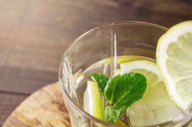 Limon, nane ve buz kokteyli ile bir camın yakın çekim