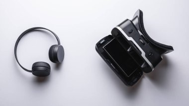 sanal gerçeklik için oyun Gadget 'ları. VR gözlük, akıllı telefon ve Kablosuz kulaklıkların üst görünümü