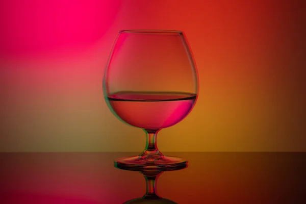 Kunst-Glitch-Effekt, Glas mit Wasser auf hellem, buntem Hintergrund, Minimalismus — Stockfoto