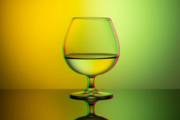 Efeito de falha de arte, vidro com água em um fundo multicolorido brilhante, minimalismo — Fotografia de Stock