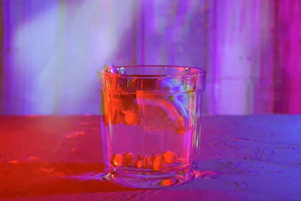 Cocktail com espinheiro do mar, hortelã e limão na mesa, anaglifo e efeito de falha, luz de néon — Fotografia de Stock