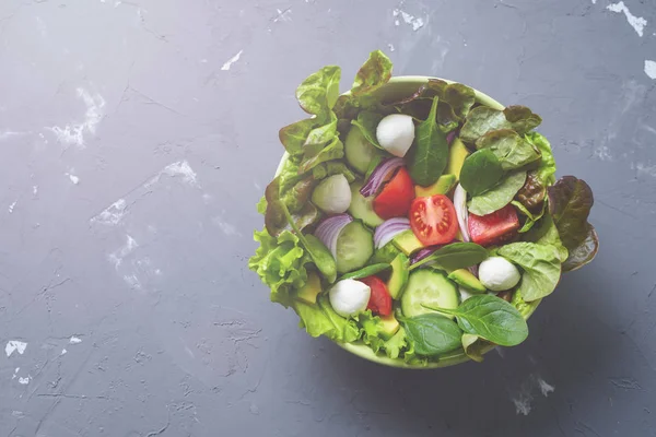 维生素排毒沙拉与菠菜,西红柿,黄瓜,洋葱,莫扎雷拉和生菜与文本空间的顶视图 — 图库照片