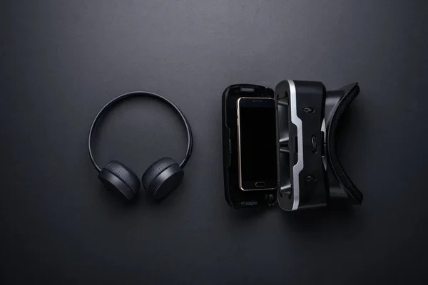 Minimalistiska uppsättning moderna prylar trådlösa hörlurar med VR-glasögon och smartphone — Stockfoto