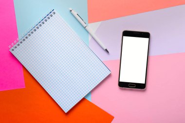 düzen için beyaz ekran ile kalem ve akıllı telefon ile temiz Not defteri