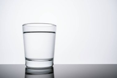 Cam fincan kopya alanı ile saf su dolu