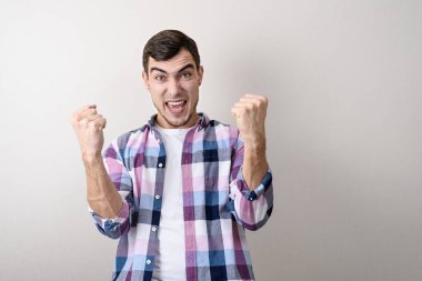 Mutlu başarılı Kafkas iş adamı portresi, kazanmak veya kazanmak için mutlu.