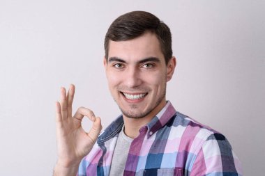 Güzel gülümseyen Avrupa adam kamera bakıyor ve ok işareti gösterir