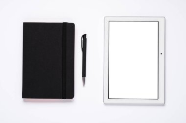 iş feat yatıyordu. siyah kalem ve beyaz tabletli siyah dizüstü bilgisayar düzeni altında izole ekran