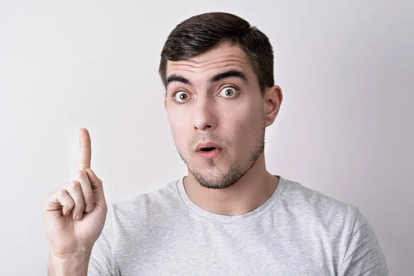 Close-up portrait of european man in surprised face and raised finger up, eureka sign — Stock Photo, Image