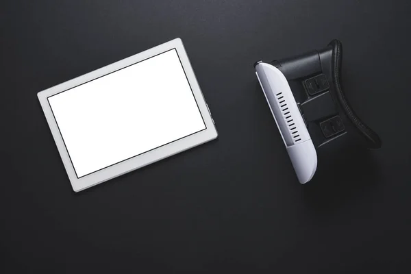 Tableta con pantalla blanca y gafas VR sobre fondo negro —  Fotos de Stock