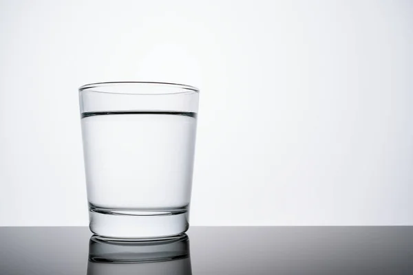 Copa de vidrio llena de agua pura con espacio para copias — Foto de Stock