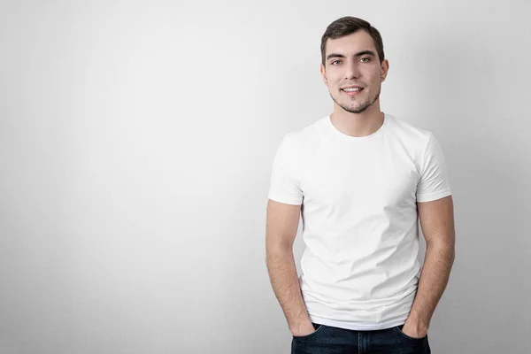 Retrato autêntico de caucasiano sorridente jovem em branco camiseta em branco com espaço de cópia — Fotografia de Stock