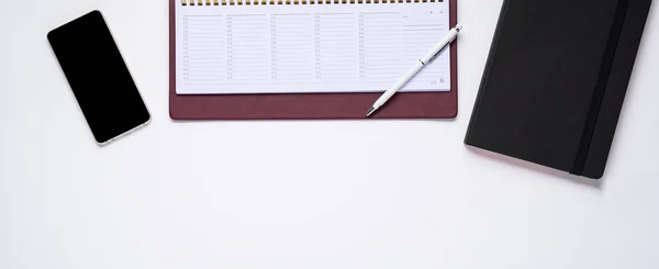 Smartphone, diario y cuaderno con pluma sobre fondo blanco — Foto de Stock