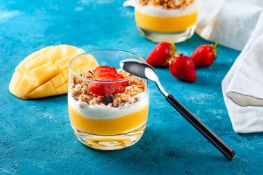 taze çilek ve müsli ile bir bardak sulu vegan katmanlı tatlı, mango ve Taze çilek ve müsli ile Yunan yoğurt smoothies