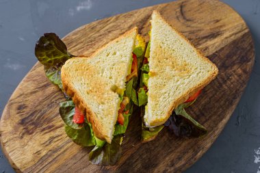 Ahşap bir Tahta üzerinde tost ekmeği ile iki sulu sandviç üst görünümü