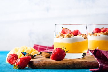 Tatlı Panna cotta olgun mango pişmiş müsli ve çilek ile dekore