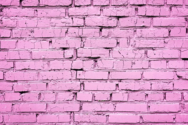 Nahaufnahme eines Ziegels rissige Wand von hellen trendigen rosa Farbe. — Stockfoto