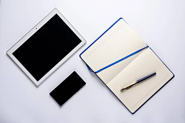 Концепция бизнеса, блокнот с ручкой, смартфон и планшет вид сверху — стоковое фото