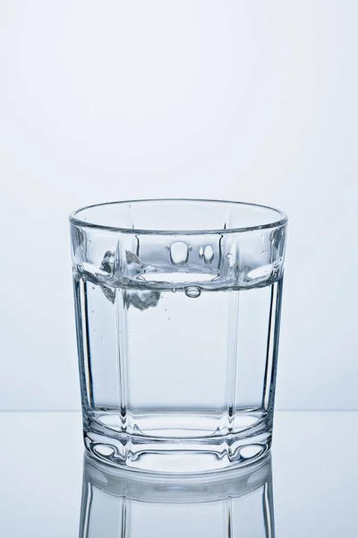 Vidrio está lleno de agua cristalina — Foto de Stock