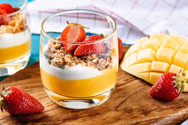 ahşap Tahta üzerinde mango, granola, ricotta ile lezzetli vejetaryen tatlı closeup