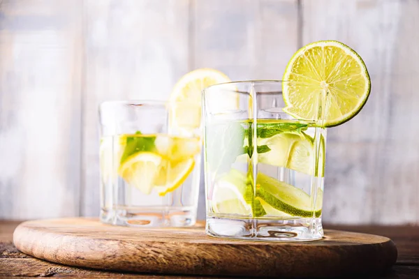 gri ahşap arka plan üzerinde cam bardak ferahlatıcı ev yapımı limonata