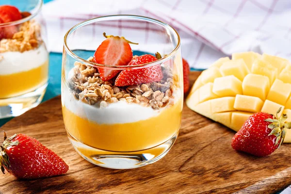 ahşap Tahta üzerinde mango, granola, ricotta ile lezzetli vejetaryen tatlı closeup