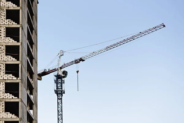 Construcción de edificios con grúa de construcción — Foto de Stock