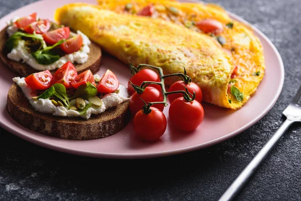 Closeup omeleta s třešňovskými rajčaty, sendviče witn riccota a pesto. Frittata-Italská omeleta. — Stock fotografie