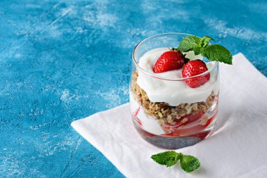 Granola ile Vegan tatlı, ricotta peyniri ve kopya alanı ile çilek