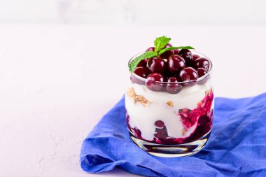 yatay cam berry Kahvaltı, olgun kiraz tatlı, granola ve ricotta peynirkopya alanı ile
