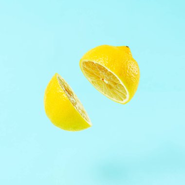 Mavi arka planda dilimlenmiş limon, asgari konsept, sanat meyvesi