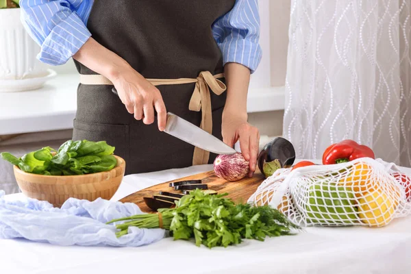 Mujer Manos Rebanando Berenjena Proceso Cocción Ratatouille Cena Ensalada Primer — Foto de Stock