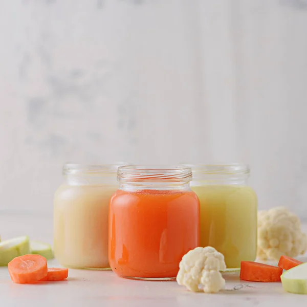白色背景玻璃瓶中的儿童蔬菜酱 婴儿食品配方 — 图库照片