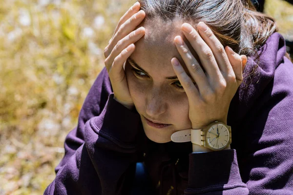 Primer Plano Mujer Cansada Con Cabeza Las Manos Depresión Concepto —  Fotos de Stock