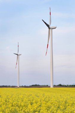 Rüzgar Çiftliği, alacakaranlıkta zamanında Alibunar, Sırbistan 