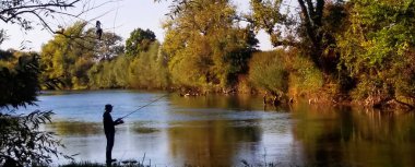 Krka nehri, Slovenya, Avrupa'da bir sinek balıkçı silueti 