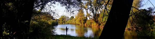 Krka nehri, Slovenya, Avrupa'da bir sinek balıkçı silueti 