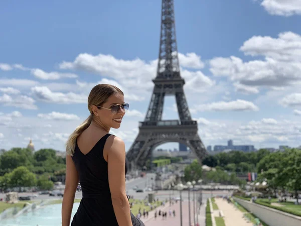 Eyfel Kulesi Önünde Genç Kadın Turist Paris Fransa — Stok fotoğraf