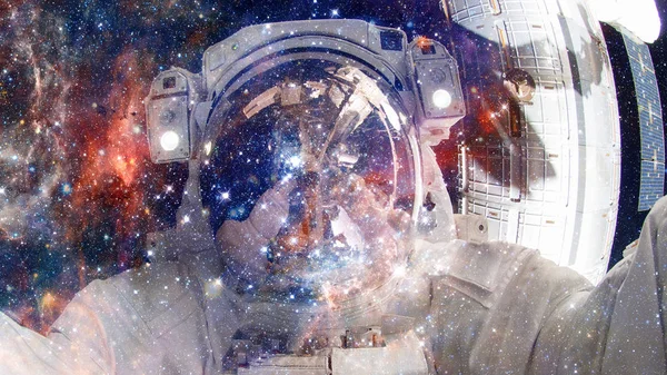 宇宙空間で宇宙飛行士 空想科学小説の芸術 Nasa から提供されたこのイメージの要素 — ストック写真