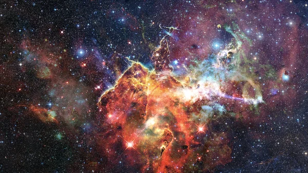 神秘的山 船底座星云由哈勃太空望远镜拍摄的区域 这幅图像由美国国家航空航天局提供的元素 — 图库照片